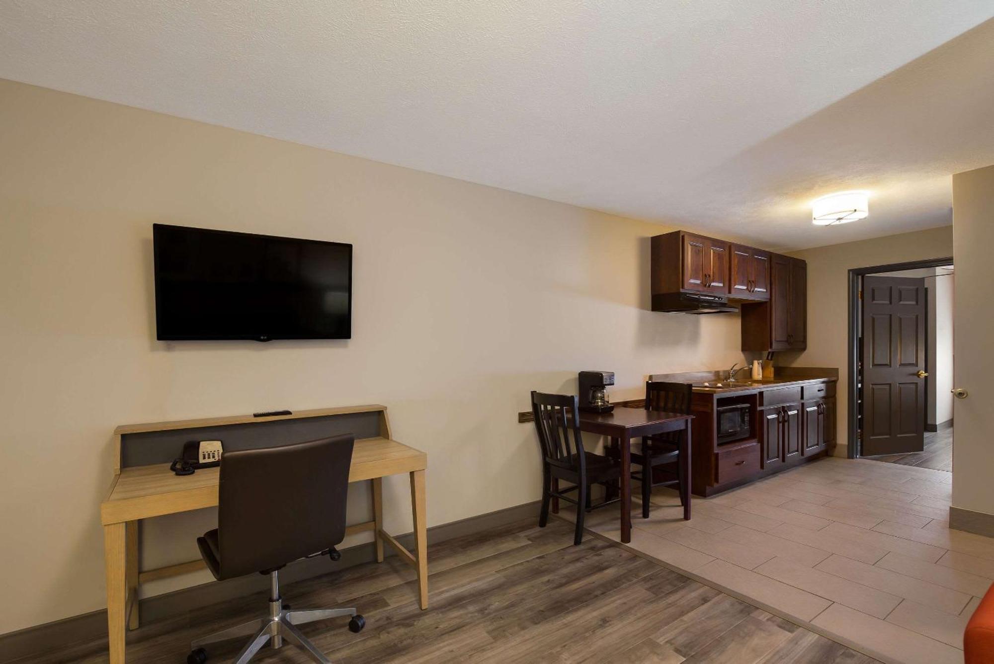 Country & By Radisson, Marion, Il 3*