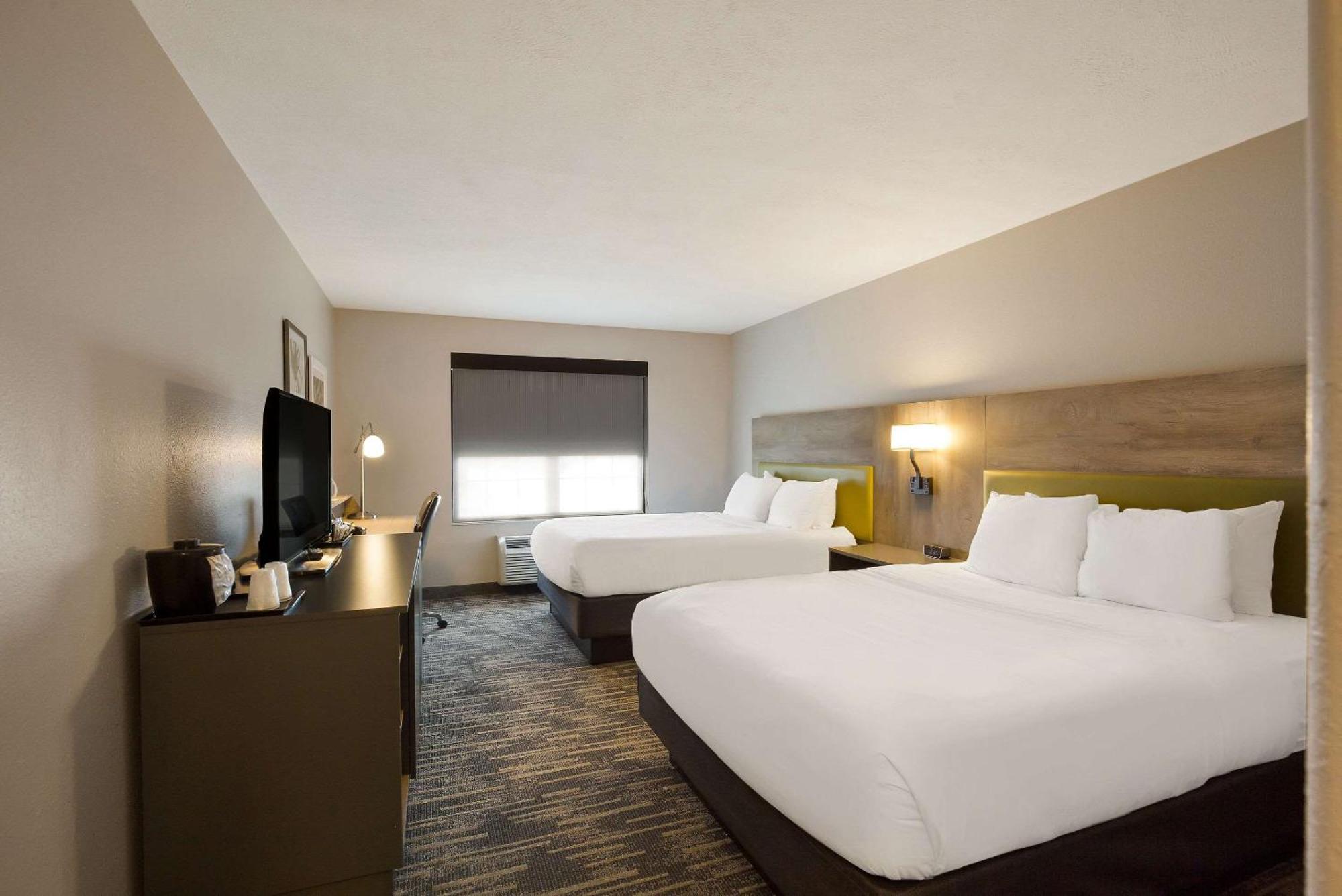 Country & By Radisson, Marion, Il