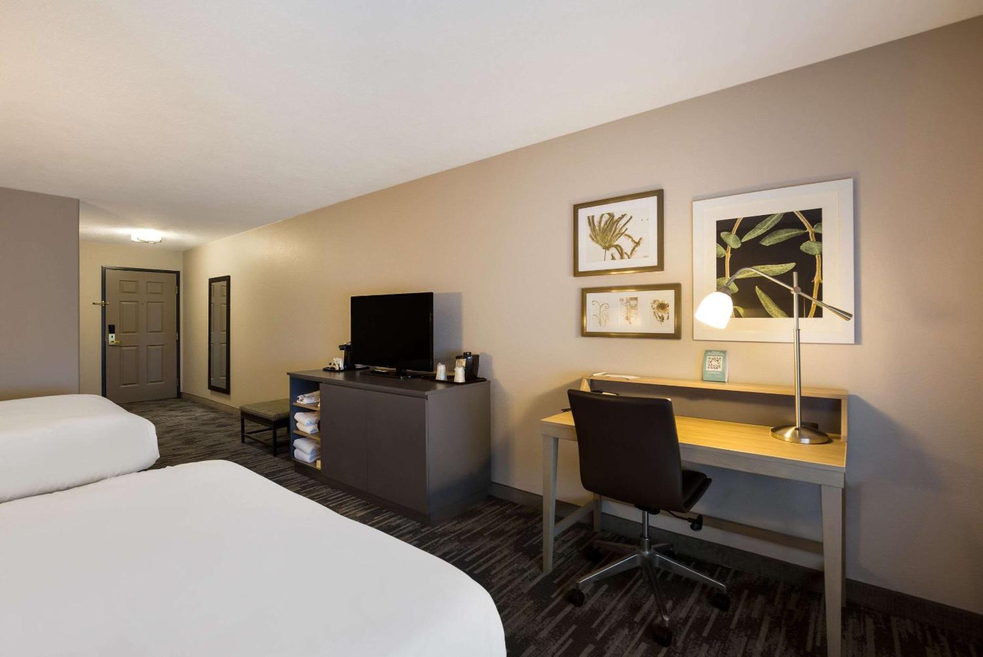Country & By Radisson, Marion, Il 3*