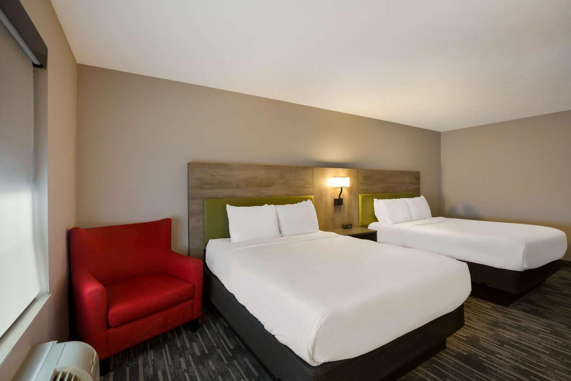 Country & By Radisson, Marion, Il