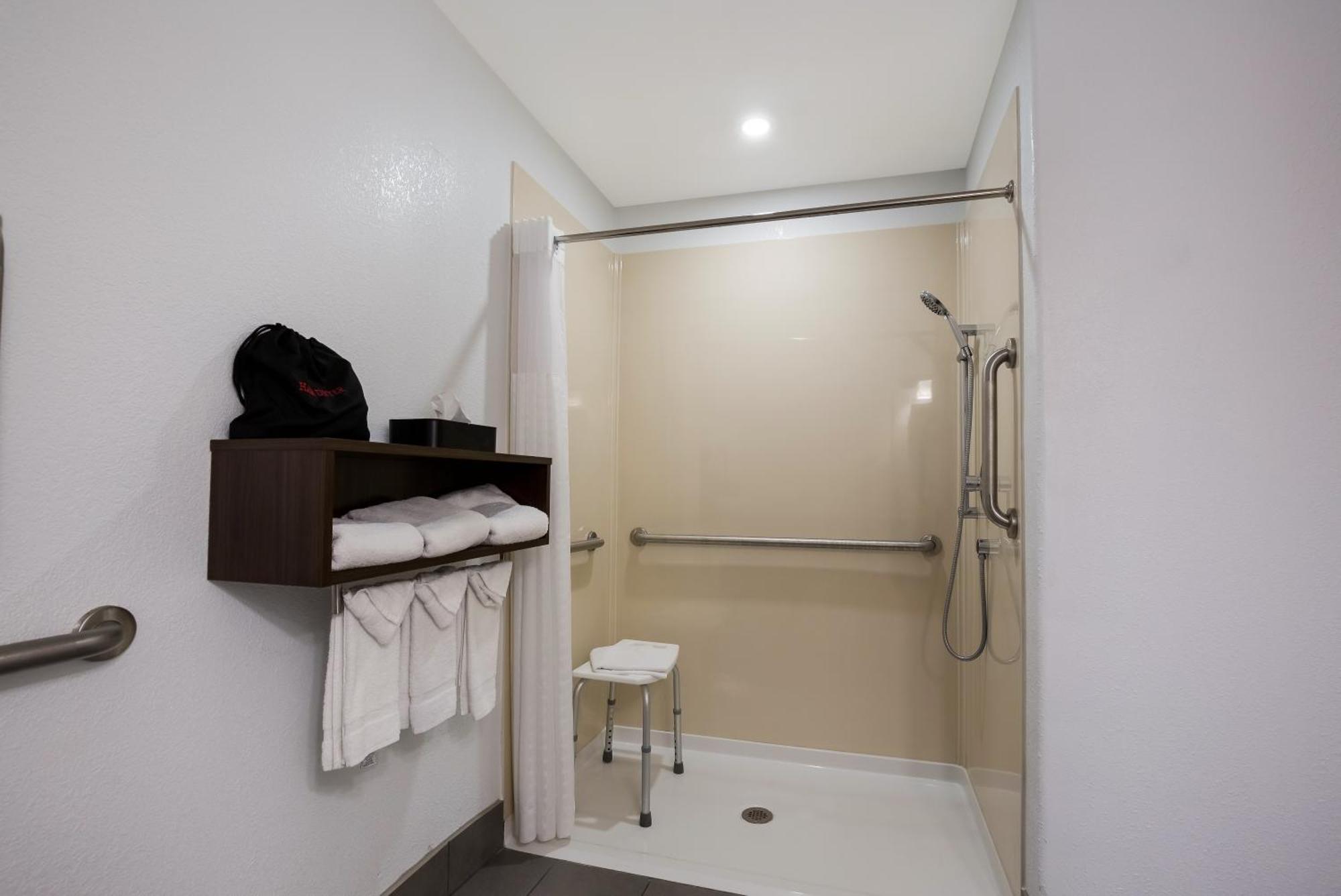 Country & By Radisson, Marion, Il 3*
